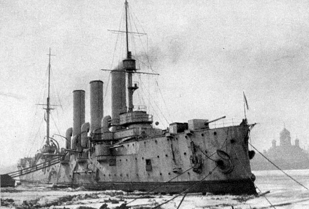 Крейсер 1 ранга «Аврора» у Франко-русского завода, 1917 год