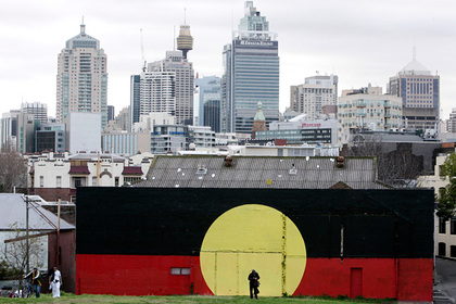 Здание в Сиднее, раскрашенное в цвета флага австралийских аборигенов.