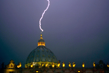 Молния, ударившая в собор Святого Петра в Ватикане 11 февраля 2013 года