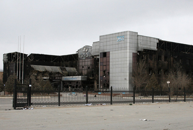 Сгоревшее здание гостиницы в Жанаозене