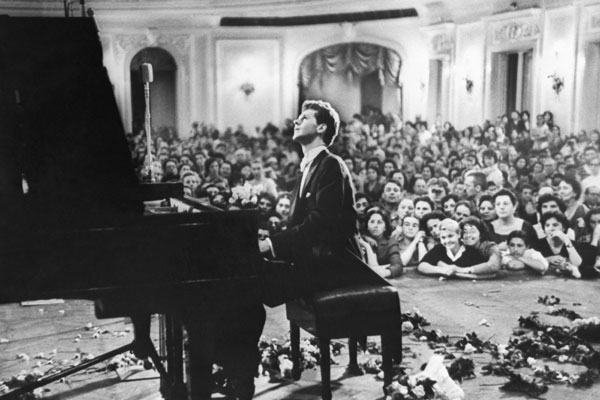 Концерт американского пианиста Вана Клиберна в Большом зале Московской консерватории. Звучат «Подмосковные вечера»