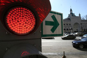 Направо под «красный» В Москве разрешат поворот на запрещающий сигнал светофора