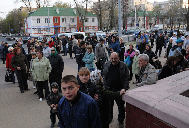 Жители Белгорода около здания Свердловского районного суда 