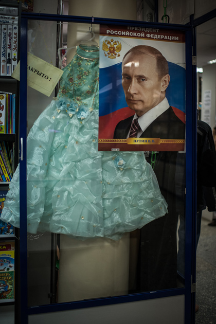 Портрет Владимира Путина в магазине. Поскольку город маленький, каждый магазинчик пытается предложить максимальный ассортимент.
