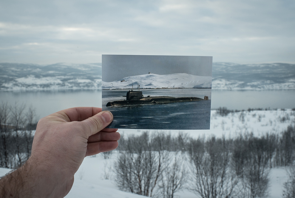 Фото подводной лодки на фоне залива в Баренцевом море. Такие фотографии можно купить в единственной фотолаборатории в городе. Цена одного изображения — 100 рублей.