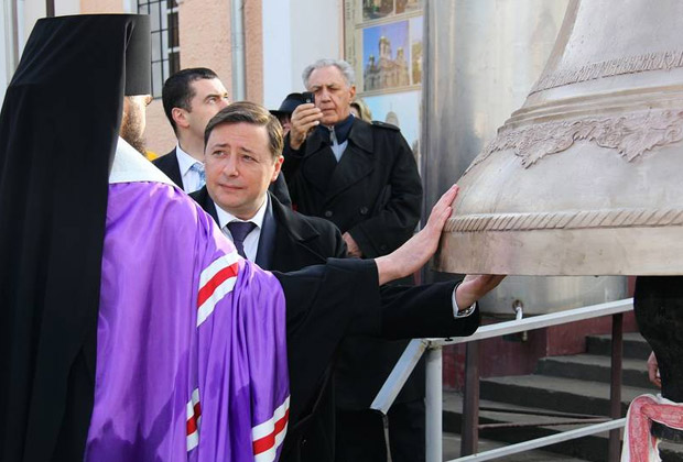 Александр Хлопонин во время церемонии освящения колоколов Спасского собора Пятигорска