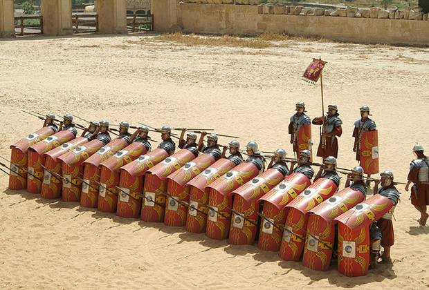 Современная реконструкция боевого порядка римских легионеров