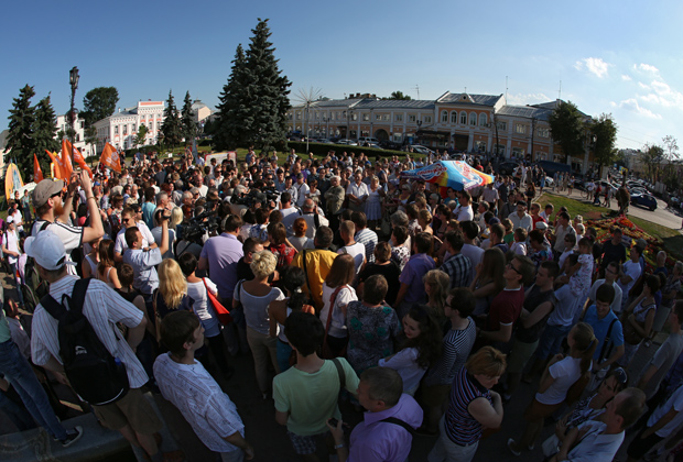 Участники народного схода у здания мэрии Ярославля