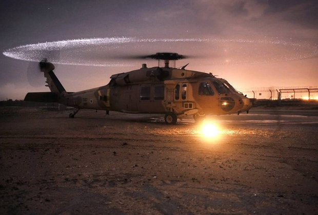 Свечение вокруг законцовок лопастей вертолета UH-60L Black Hawk