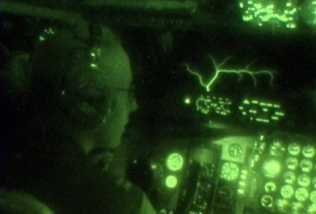 Огни святого Эльма на ветровом стекле кабины пилотов самолета-заправщика KC-10 Extender