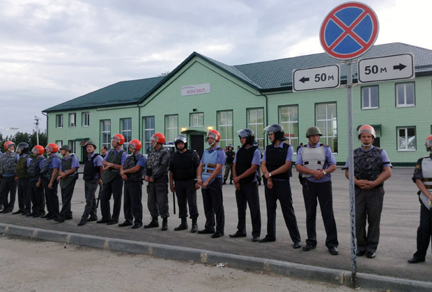 Полицейское оцепление около вокзала Пугачева