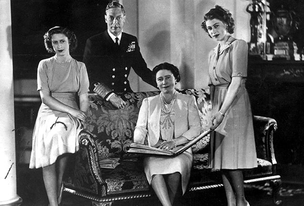 Георг VI с женой Елизаветой Боуз-Лайон и дочерьми Маргарет и Елизаветой 