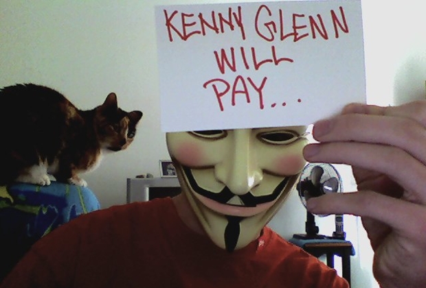 Пользователи стали публиковать фотографии в поддержку кота. Надпись на бумажке: «Кенни Гленн заплатит...»