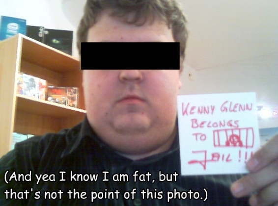 На бумажке: «Кенни Гленн отправится в тюрьму!!!». Внизу фотографии: «И да, я знаю, что я толстый, но фото не об этом».