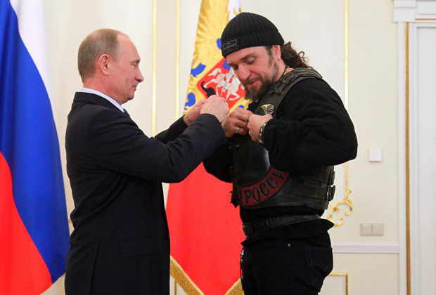 Владимир Путин вручает Хирургу орден Почета