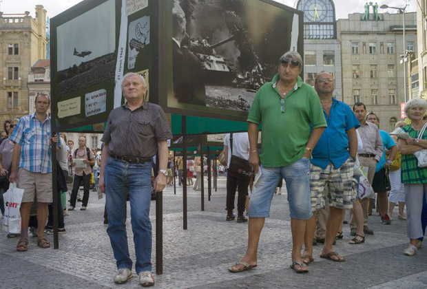 Посетители выставки на Вацлавской площади, посвященной событиям 1968 года