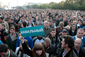 Митинг усталых людей Алексей Навальный собрал тысячи людей на Болотной площади: репортаж «Ленты.ру»