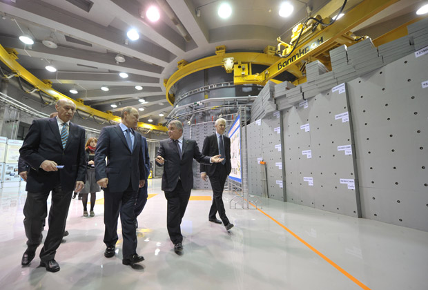 Визит Владимира Путина в Петербургский институт ядерной физики. На заднем плане — реактор ПИК
