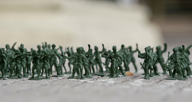 Игрушечные солдатики перед зданием президентского дворца «Ла-Монеда»