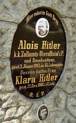 Надгробие на могиле родителей Гитлера
