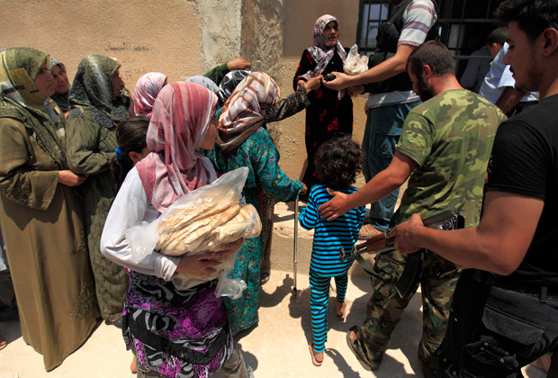 Сирийские повстанцы регулируют очередь за хлебом в провинции Идлиб, Сирия