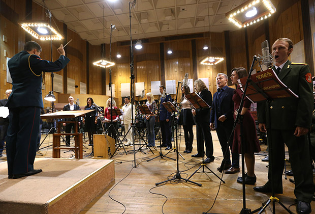 Олег Газманов (третий справа) во время записи новой версии гимна России