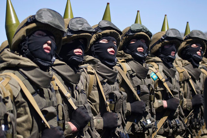 Казахстанские солдаты во время парада