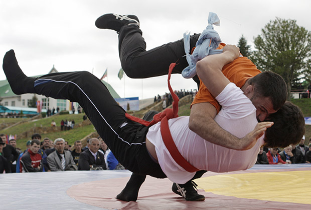 Поединок борцов на фестивале «Кавказские игры — 2010» в ауле Хабез