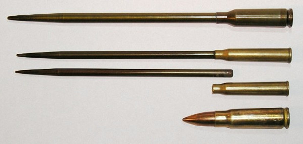 Сверху вниз: МПС, патрон СПС для пистолета СПП-1, пуля и гильза СПС, обычный патрон 7,62x39