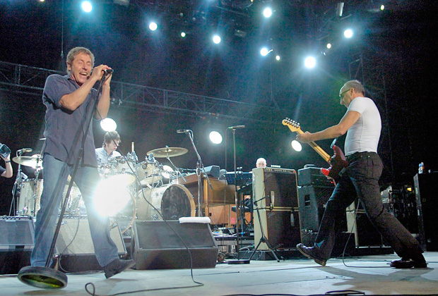 Пит Таунсенд (справа) на выступлении группы The Who, 2006 год