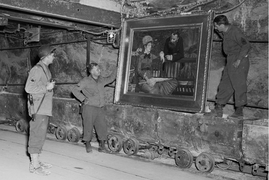 Американские солдаты осматривают картину Эдуарда Мане «Зимний сад», украденную нацистами и спрятанную в соляных шахтах