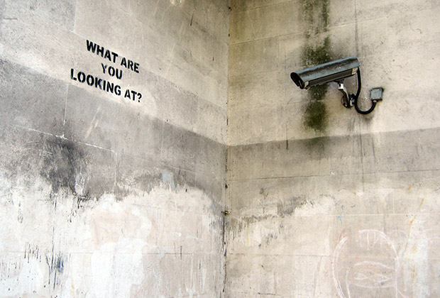 Работа английского художника Banksy «What are you looking at?»