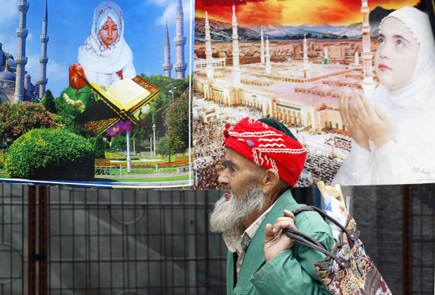 Плакаты религиозного содержания на улицах Душанбе