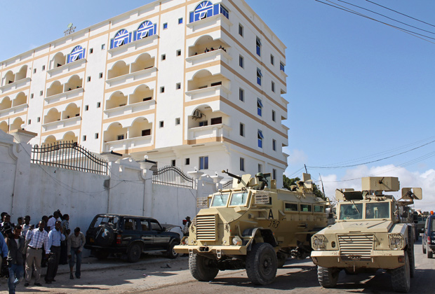 Армейские грузовики у отеля Jazeera Palace, Могадишо
