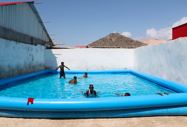 Дети в бассейне отеля, Могадишо