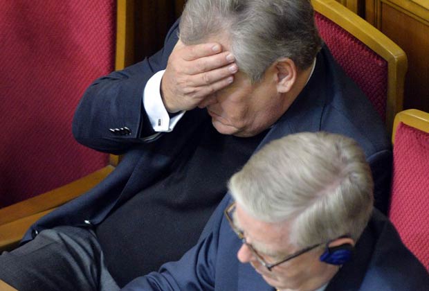 Руководители миссии Европарламента Александр Квасьневский и Пэт Кокс во время голосования в Верховной Раде по проектам законов, позволяющих осужденным выехать на лечение за рубеж. 21 ноября 2013 года.