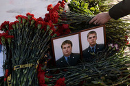 Портреты Владимира Борискова и Владимира Шишкина на месте убийства на Ленинградском шоссе