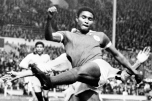 Король из Мозамбика Умер легендарный португальский футболист Эйсебио