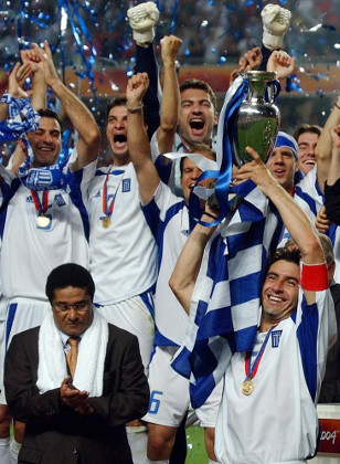 Эйсебио награждает сборную Греции, победившую Португалию в финале чемпионата Европы 2004 года