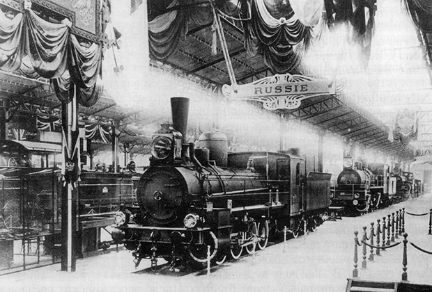 Российские паровозы на Всемирной выставке 1900 года (слева направо — модели Од, Ѳ, Ц)