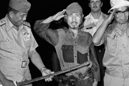 Хироо Онода во время церемонии капитуляции на острове Лубанг в марте 1974 года