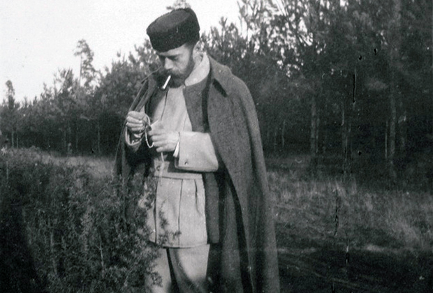 Николай II в охотничьем костюме (из альбома любительских фотографий семьи Романовых)
