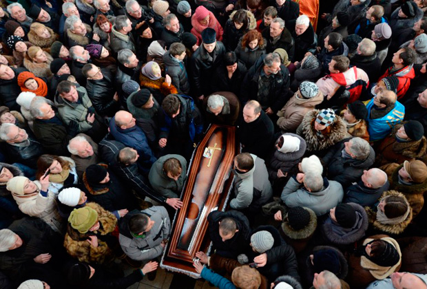 Жители Львова на похоронах оппозиционера Юрия Вербицкого, погибшего в Киеве