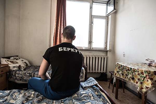 Раненый боец спецподразделения МВД Украины «Беркут» в госпитале