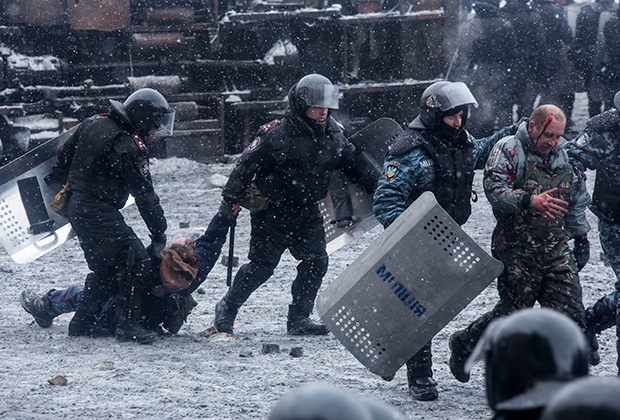Задержание демонстрантов в ходе столкновений на улице Грушевского