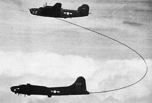 Бомбардировщик B-24D Liberator (сверху) производит дозаправку бомбардировщика B-17E Flying Fortress, 1943 год. Скорость подачи топлива по шлангу составляла 907 килограммов в минуту.