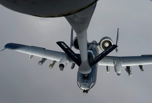 KC-135 производит дозаправку штурмовика A-10 Thunderbolt II