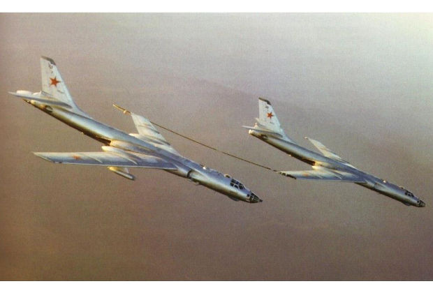 Бомбардировщик-донор Ту-16 (дальний) производит дозаправку однотипного бомбардировщика