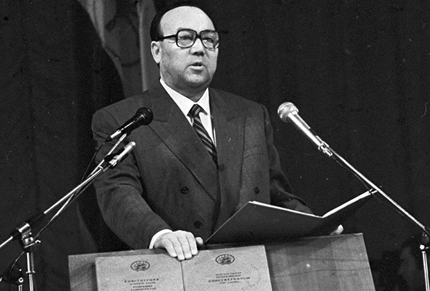 1994 год. Муртаза Рахимов приносит присягу при вступлении на должность президента Башкирии