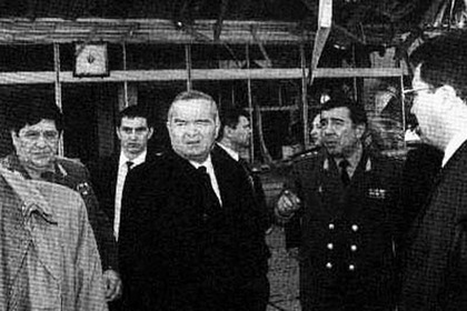 Рустам Иноятов (слева), Ислам Каримов и Закир Алматов (справа) на месте взрыва в Ташкенте, 1999 год